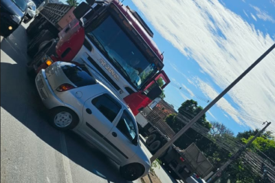 Acidente interdita avenida e causa reflexos no Anel Rodoviário e na Av. Amazonas -  (crédito: Redes Sociais/Reprodução)