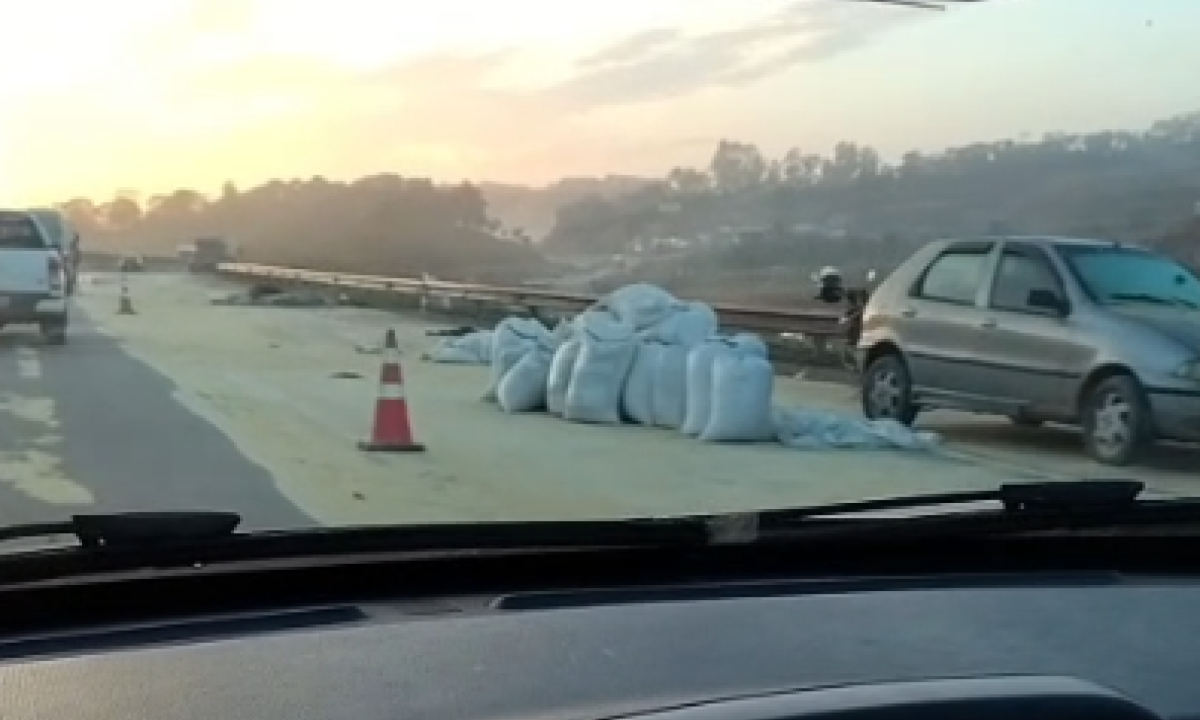 Carreta tomba, espalha carga e trava trânsito na BR-381 - (crédito: Redes Sociais/Reprodução)