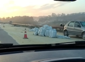 Carreta tomba, espalha carga e trava trânsito na BR-381 -  (crédito: Redes Sociais/Reprodução)