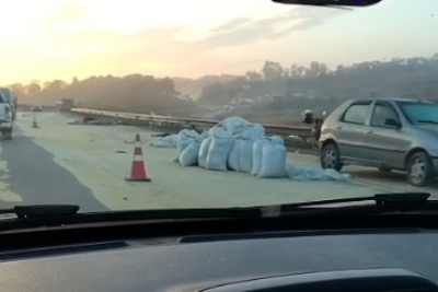 Carreta tomba, espalha carga e trava trânsito na BR-381 -  (crédito: Redes Sociais/Reprodução)