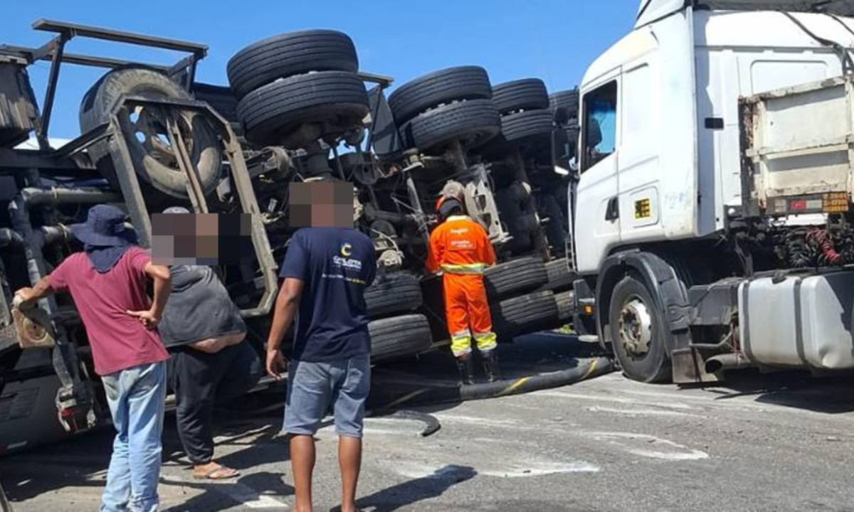 Acidente envolvendo duas carretas interditou a BR-381, conhecida popularmente como rodovia Fernão Dias, na altura da cidade de Pouso Alegre, na região Sul de Minas Gerais, na manhã desta sexta-feira (9/10) - (crédito: Foto: Redes Sociais)