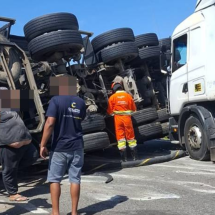 Tombamento de duas carretas interdita BR-381  - Foto: Redes Sociais