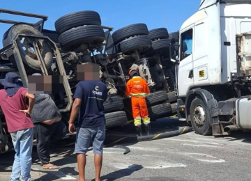 Acidente envolvendo duas carretas interditou a BR-381, conhecida popularmente como rodovia Fernão Dias, na altura da cidade de Pouso Alegre, na região Sul de Minas Gerais, na manhã desta sexta-feira (9/10) -  (crédito: Foto: Redes Sociais)