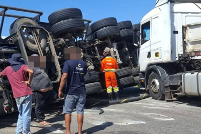Acidente envolvendo duas carretas interditou a BR-381, conhecida popularmente como rodovia Fernão Dias, na altura da cidade de Pouso Alegre, na região Sul de Minas Gerais, na manhã desta sexta-feira (9/10) -  (crédito: Foto: Redes Sociais)