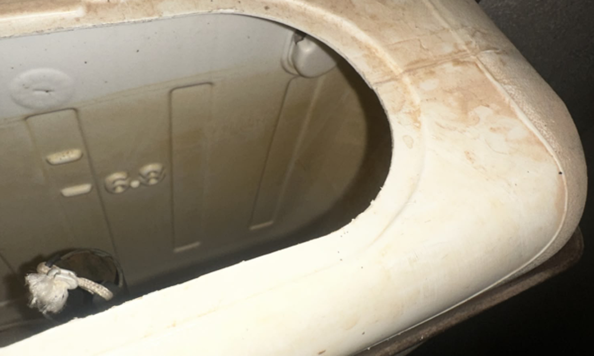 Drogas foram encontradas em caixa de descarga no banheiro - (crédito: PMMG)