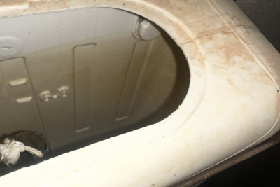 Drogas foram encontradas em caixa de descarga no banheiro -  (crédito: PMMG)