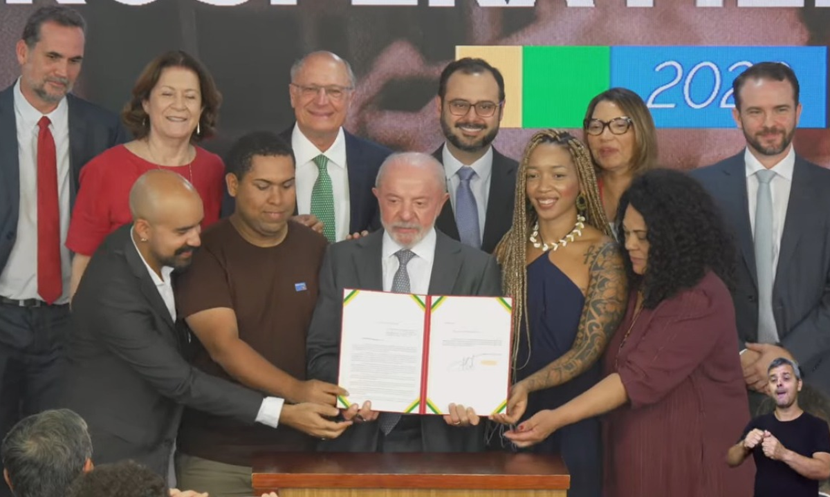 Lula e equipe apresentam projeto com novas regras para MEI, incluindo a elevação do teto de faturamento e contratação de mais funcionários - (crédito: Reprodução/Youtube @Lula)