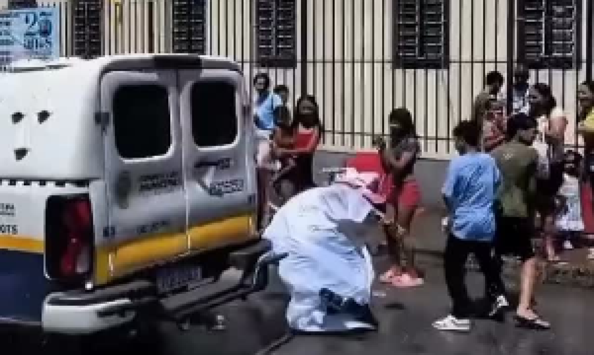 Padre ‘batiza’ viatura, sobe no veículo e acaba caindo em BH - (crédito: Redes Sociais/Reprodução)