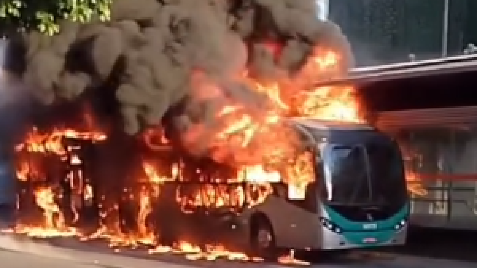 Ônibus pega fogo na Estação Oiapoque e interdita avenida no Centro de BH