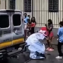 Venda Nova: padre cai ao subir em viatura da Guarda Municipal; veja vídeo