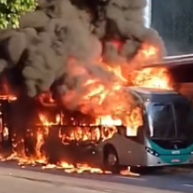 Ônibus pega fogo na Estação Oiapoque e interdita avenida no Centro de BH - Redes Sociais/Reprodução
