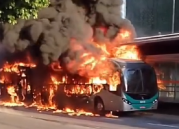 Vídeo mostra ônibus em chamas e fogo atingindo estação do Move em BH -  (crédito: Redes Sociais/Reprodução)