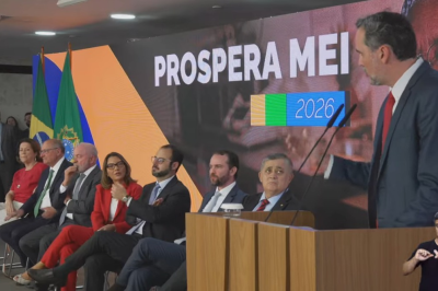 Presidente Lula e ministros participam do lan&ccedil;amento do programa Prospera MEI, que oferece anistia de d&iacute;vidas e incentivos a microempreendedores -  (crédito: Reprodu&ccedil;&atilde;o/Youtube @Lula)