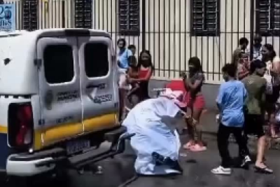 Padre ‘batiza’ viatura, sobe no veículo e acaba caindo em BH -  (crédito: Redes Sociais/Reprodução)