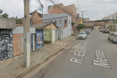 Mulher de 58 anos é vítima de estupro dentro de casa; suspeito foge -  (crédito: Google Street View/Reprodução)