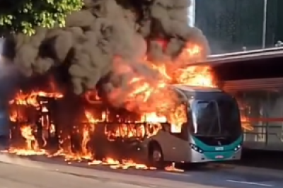 Vídeo mostra ônibus em chamas e fogo atingindo estação do Move em BH -  (crédito: Redes Sociais/Reprodução)