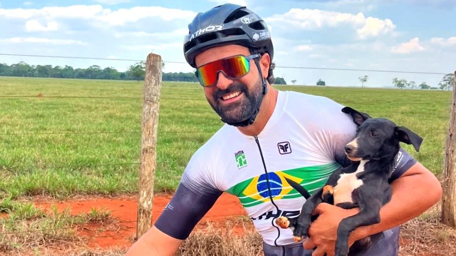 Ciclista Jotta Vieira sorri ao resgatar o cachorro abandonado em estrada de terra no Cerrado de Goi&aacute;s -  (crédito: Reprodu&ccedil;&atilde;o / Instagram)
