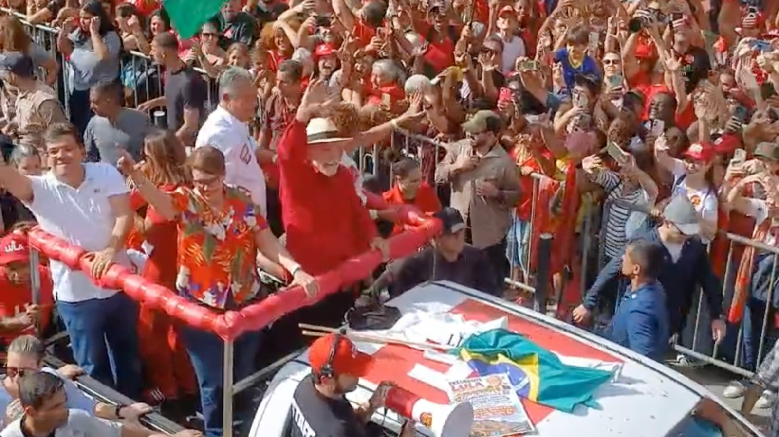 Lula cumprimenta apoiadores em Juiz de Fora, cidade mineira estrat&eacute;gica na disputa pela Presid&ecirc;ncia da Rep&uacute;blica -  (crédito: Bruno Luis Barros)