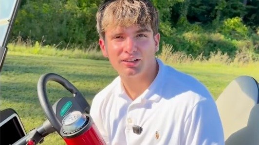 O jovem Mike Satterlee, fundador da CruiseCup, com o produto que o tornou um empres&aacute;rio de sucesso no nicho de porta-latas 3D -  (crédito: Reprodu&ccedil;&atilde;o / Instagram)
