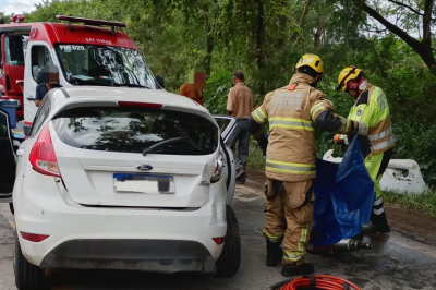 Uma das vítimas ficou presa às ferragens e precisou da ajuda dos bombeiros para ser retirada do veículo em segurança -  (crédito: CBMMG/Divulgação )