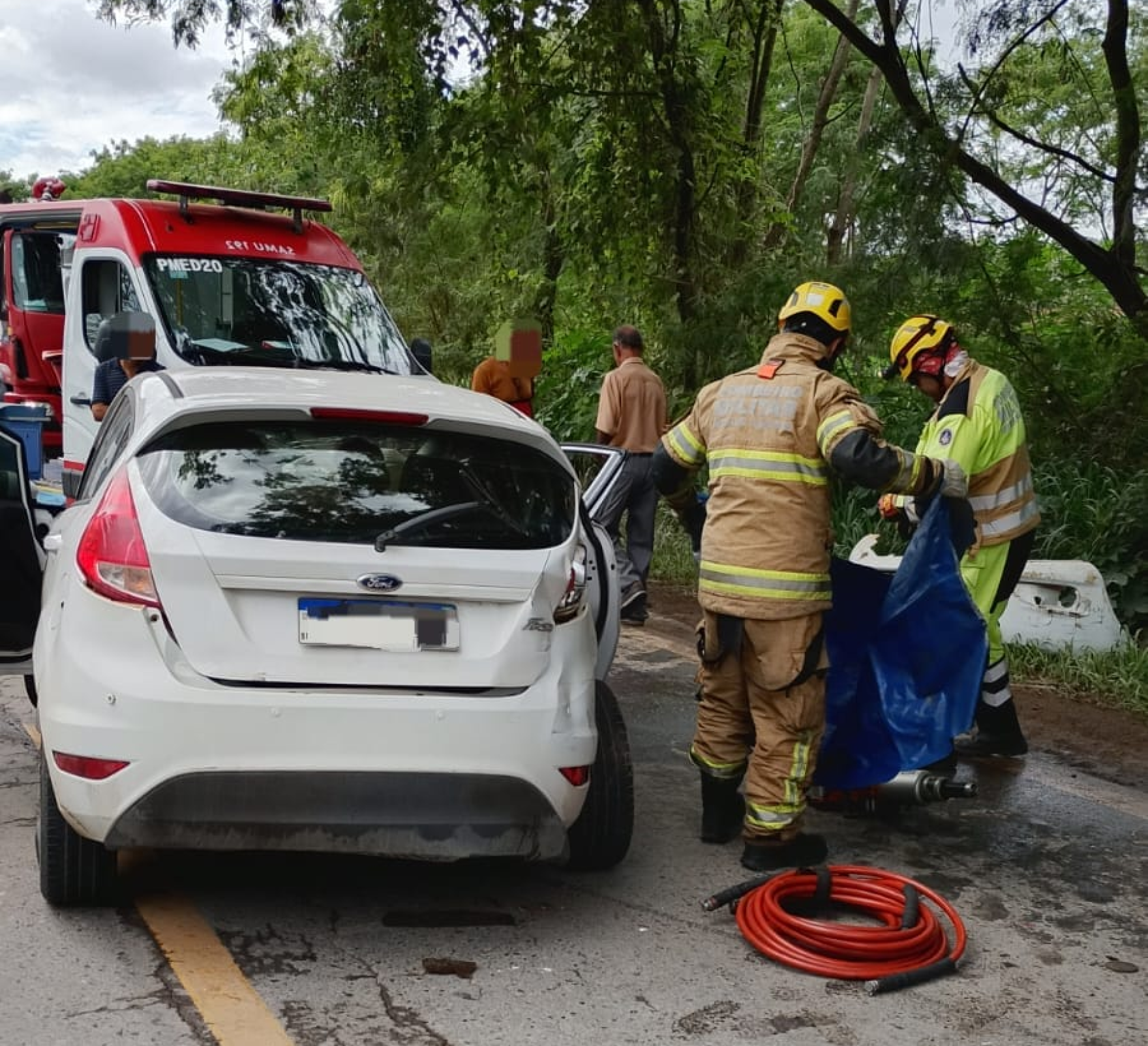 MG: três pessoas ficam feridas em batida frontal de carros na BR-354
