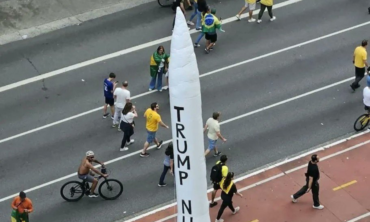 O objeto é levado por manifestantes para ato em apoio à Flávio Bolsonaro (PL), candidato a Presidência da República, na Avenida Paulista - (crédito: Reprodução/redes sociais)