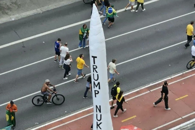 O objeto é levado por manifestantes para ato em apoio à Flávio Bolsonaro (PL), candidato a Presidência da República, na Avenida Paulista -  (crédito: Reprodução/redes sociais)