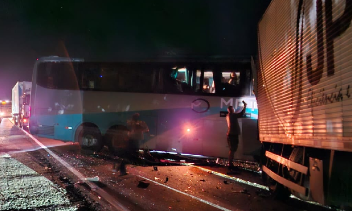 Batida frontal entre ônibus e carreta fecha a BR-381 nos dois sentidos - (crédito: Redes Sociais/Reprodução)