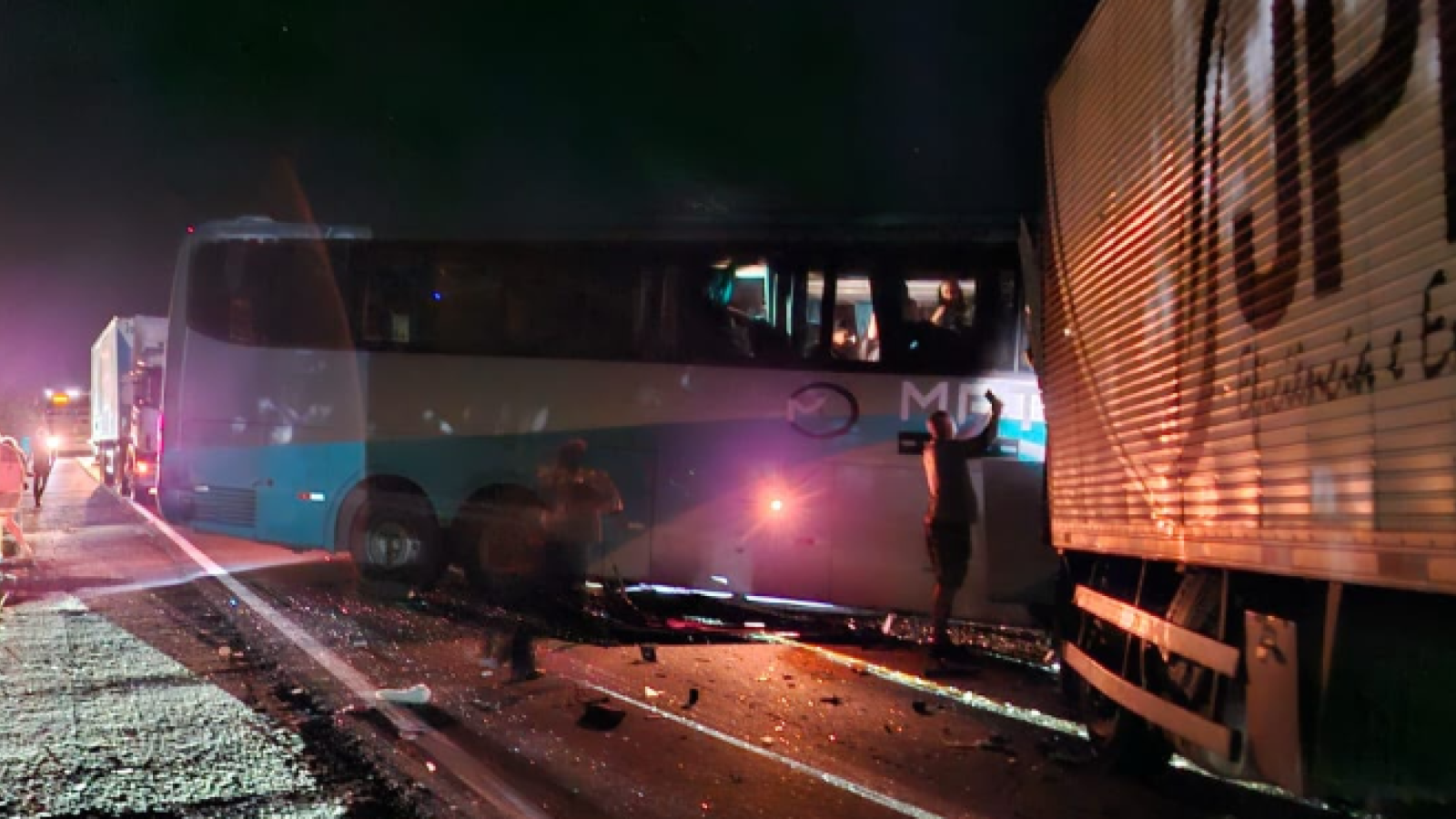 Colisão entre ônibus e carreta interdita BR-381; há suspeita de morte