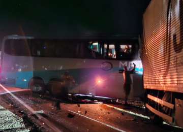 Batida frontal entre ônibus e carreta fecha a BR-381 nos dois sentidos -  (crédito: Redes Sociais/Reprodução)