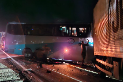 Batida frontal entre ônibus e carreta fecha a BR-381 nos dois sentidos -  (crédito: Redes Sociais/Reprodução)