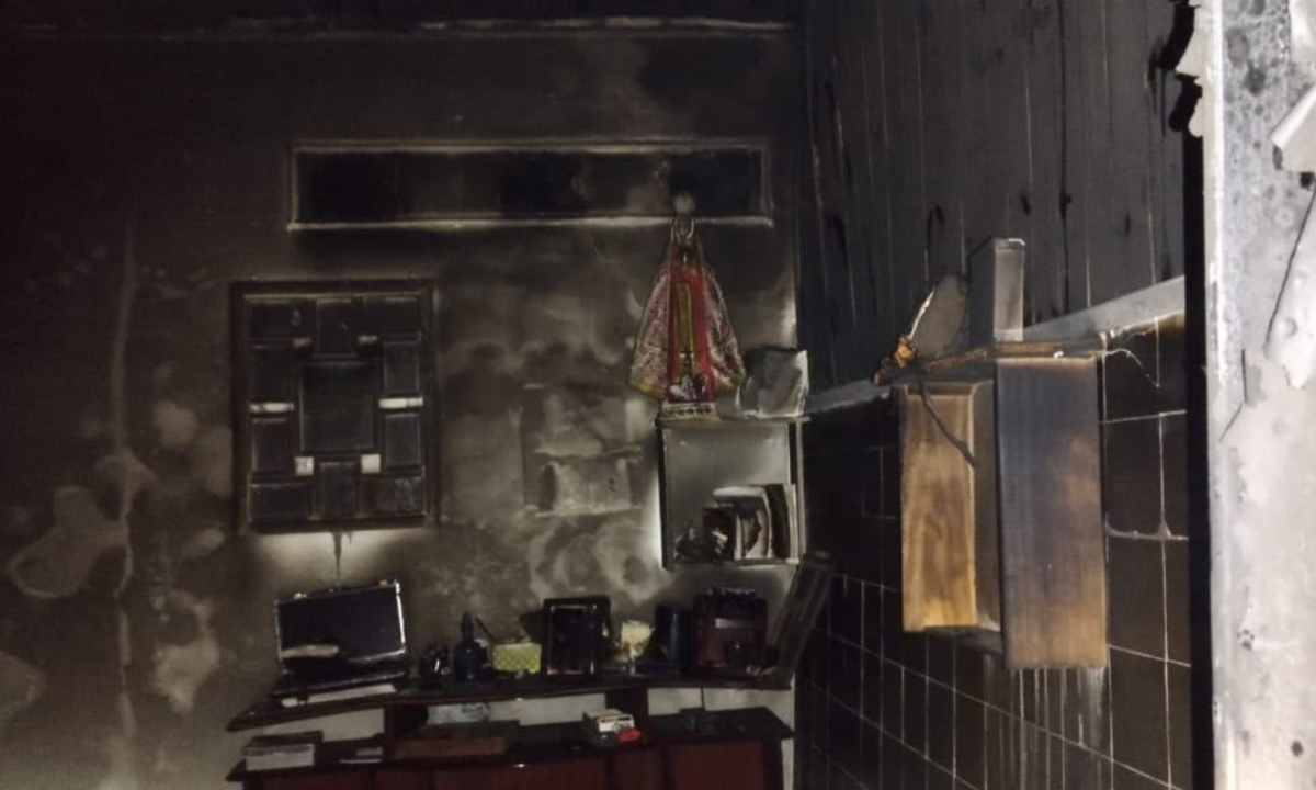 Imagem de Nossa Senhora permaneceu intacta na cozinha da casa que pegou fogo em Juiz de Fora - (crédito: Divulgação/CBMMG)