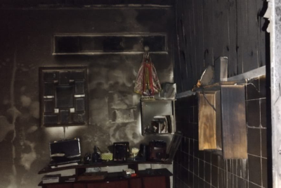 Imagem de Nossa Senhora permaneceu intacta na cozinha da casa que pegou fogo em Juiz de Fora -  (crédito: Divulgação/CBMMG)