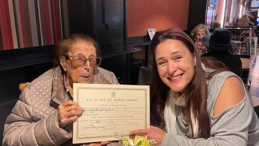 Formada em 1937: mulher mais longeva de León recebe diploma aos 110 anos