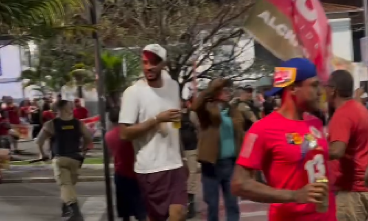 PM usa balas de borracha e gás lacrimogêneo para acabar com confusão em festa de Lula em MG - (crédito: Redes Sociais/Reprodução)