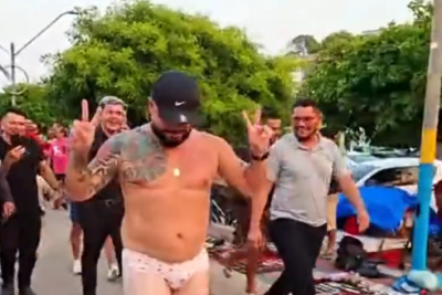 Apoiador de Flávio Bolsonaro caminhou de calcinha para pagar aposta -  (crédito: Reprodução/Jornal Mais Castanhal)