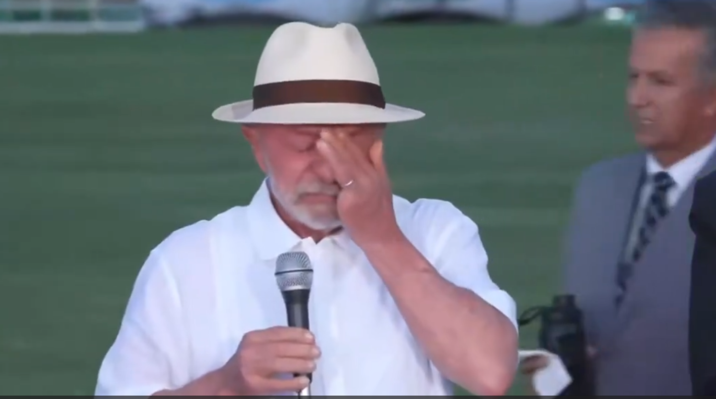 Lula chora ao falar de imagens de idosos indo votar nele; vídeo