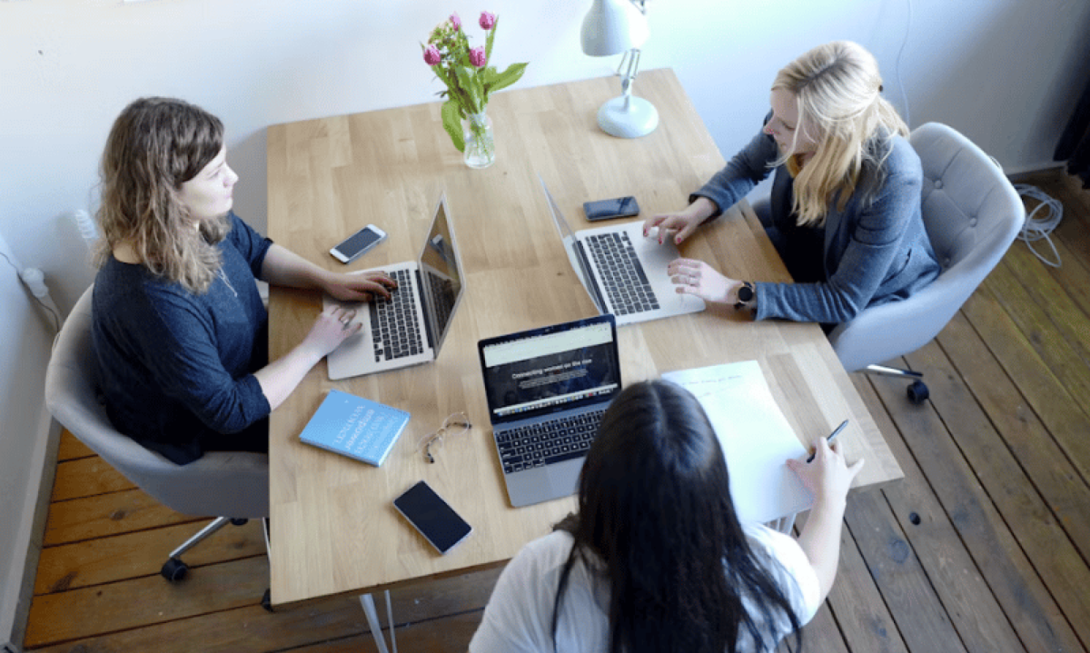 Home office recua e presencial predomina, aponta IBGE - (crédito: DINO)