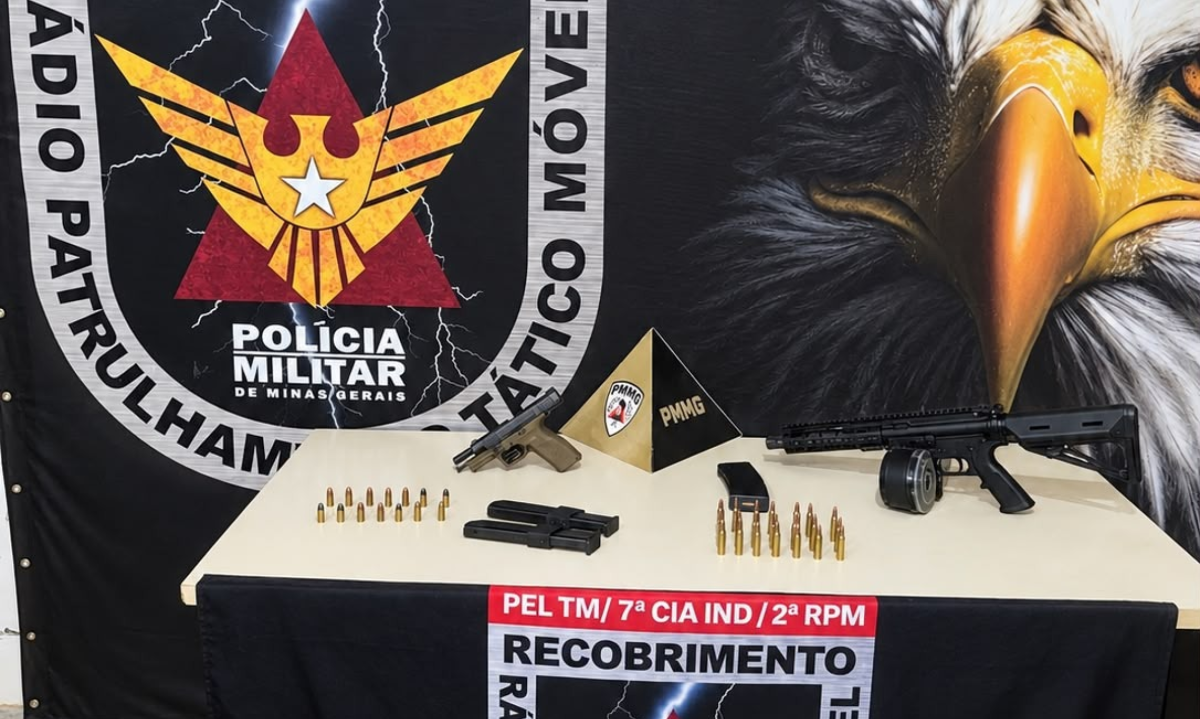 Armas e munições que foram encontradas no carro do suspeito - (crédito: PMMG/Divulgação )