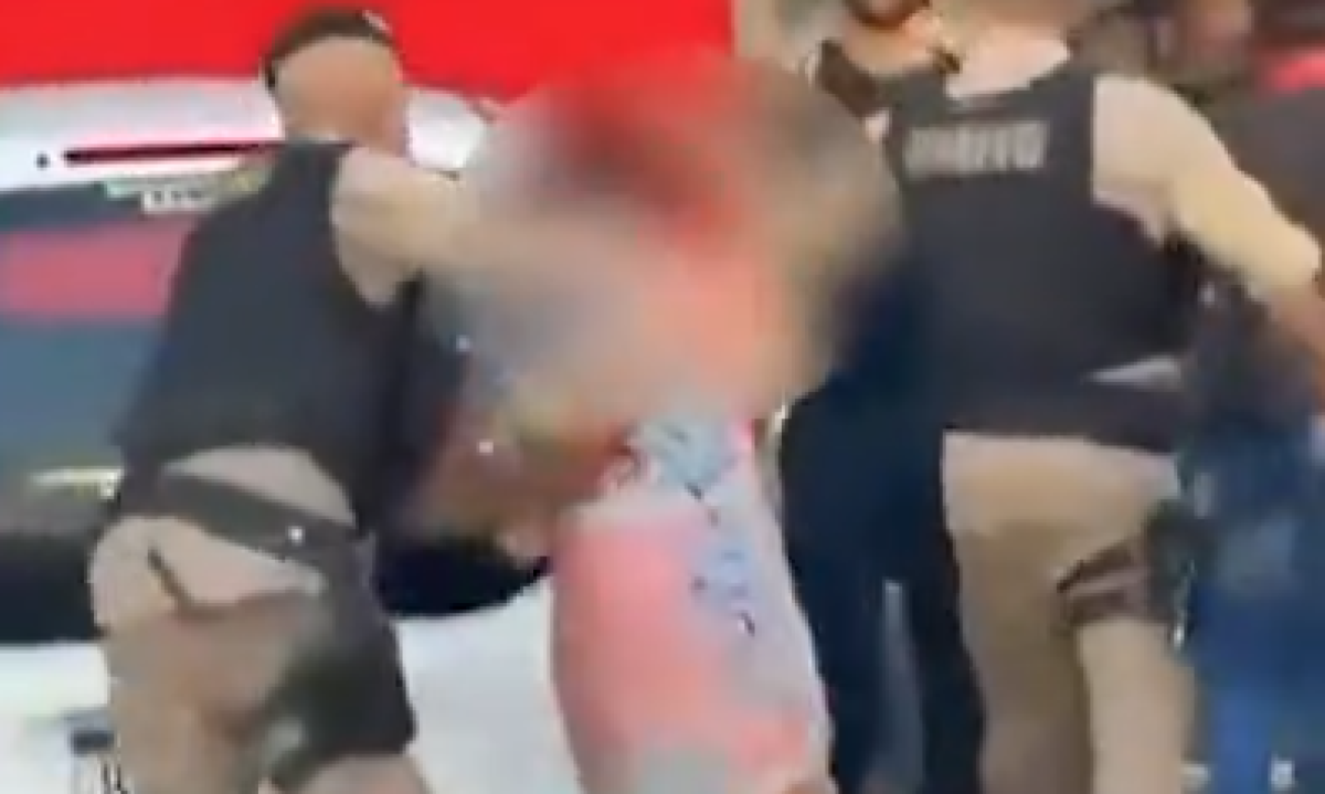 Idosa se agarra a poste e é agredida por policial militar na capital mineira - (crédito: Redes Sociais/Reprodução)