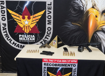 Armas e munições que foram encontradas no carro do suspeito  -  (crédito: PMMG/Divulgação )