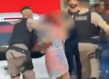 Idosa se agarra a poste e é agredida por policial militar na capital mineira -  (crédito: Redes Sociais/Reprodução)