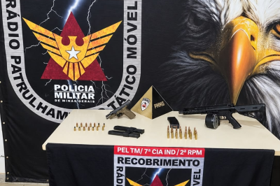 Armas e munições que foram encontradas no carro do suspeito  -  (crédito: PMMG/Divulgação )