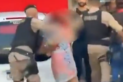 Idosa se agarra a poste e é agredida por policial militar na capital mineira -  (crédito: Redes Sociais/Reprodução)