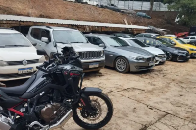 Operação resultou na apreensão de 14 veículos, sendo 10 carros e quatro motocicletas -  (crédito: PMMG)