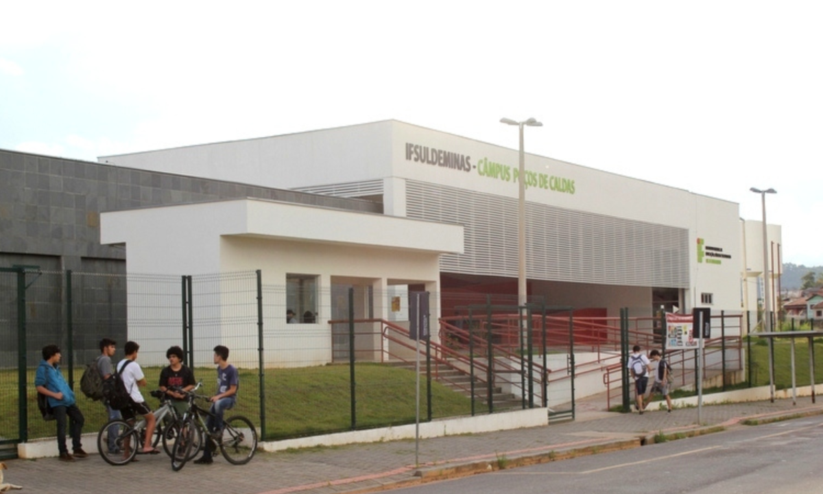 Fragmentos de acrílico são encontrados em refeição servida para alunos do Instituto Federal do Sul de Minas Gerais (IFSULDEMINAS) de Poços de Caldas, nesta segunda-feira (26/10) - (crédito: Divulgação/IFSULDEMINAS)
