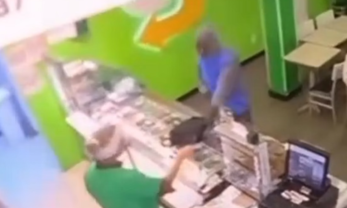 Assaltante invade lanchonete em João Monlevade, região Central de Minas Gerais, e leva R$ 168 em dinheiro em espécie e um celular - (crédito: Reprodução/Redes Sociais)