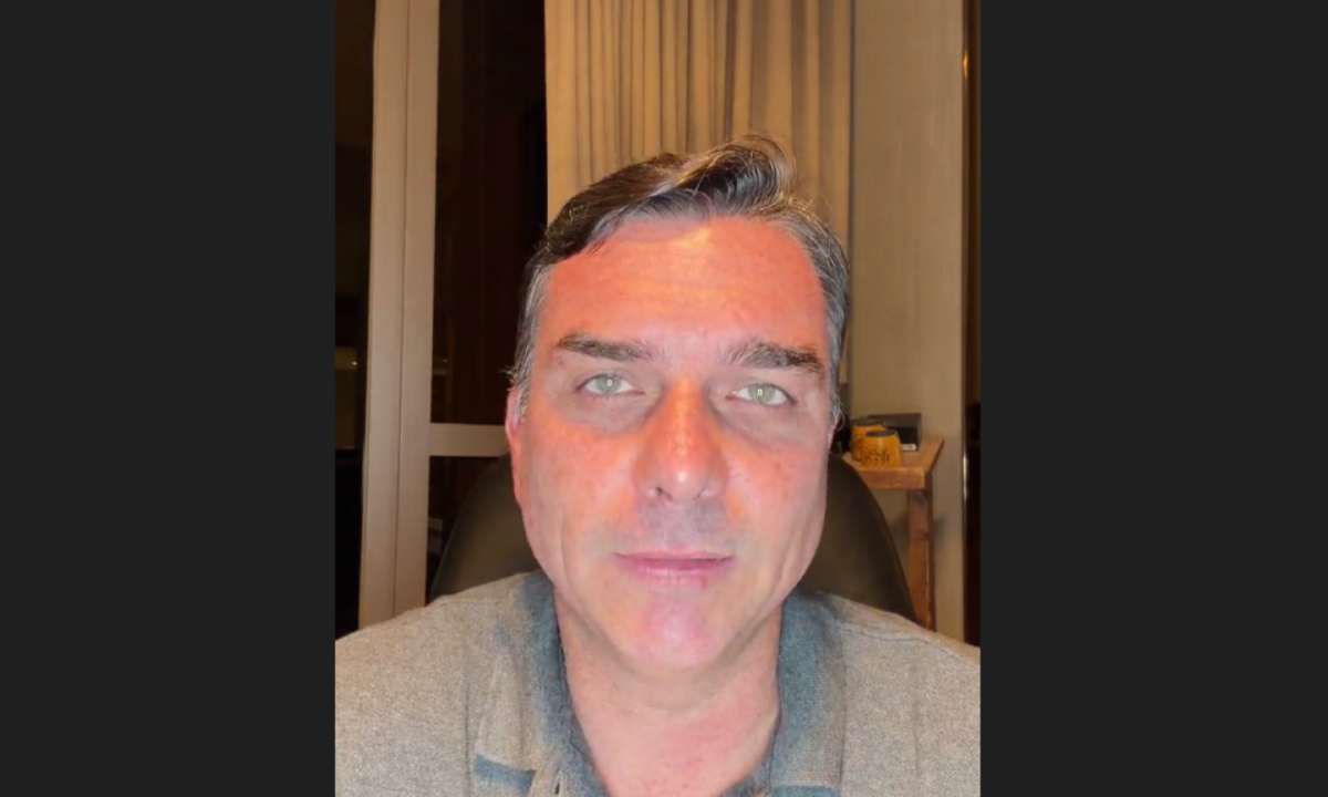 Senador relatou ter tomado a decisão de ir embora do Brasil em uma conversa com sua mulher, Fernanda Bolsonaro, poupando aliados de envolvimento na organização da fuga - (crédito: Flávio Bolsonaro/Instagram/Reprodução)