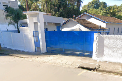 Polícia Civil investiga denúncias de maus-tratos e negligência contra idosos acolhidos na Vila Vicentina Elvira Dias, em Poços de Caldas (MG) -  (crédito: Google Street View / Reprodução)