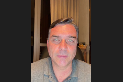 Senador relatou ter tomado a decisão de ir embora do Brasil em uma conversa com sua mulher, Fernanda Bolsonaro, poupando aliados de envolvimento na organização da fuga -  (crédito: Flávio Bolsonaro/Instagram/Reprodução)